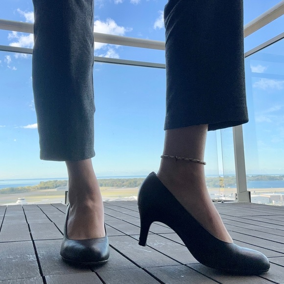 Clarks Size 5.5 Kitten Heel - Picture 4 of 8